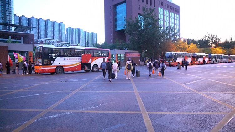 車隊集合完畢準備出發(fā)